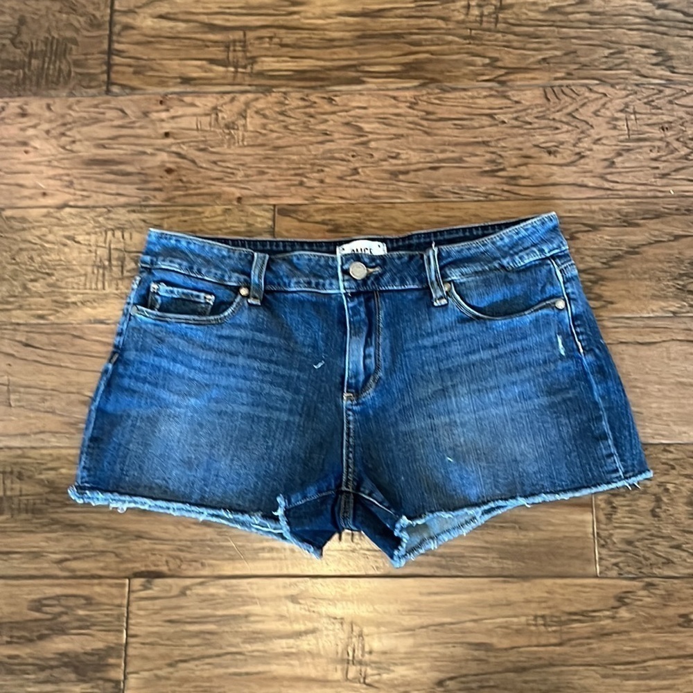 Paige Catalina Short 3” Inseam Mid Rise Size 31